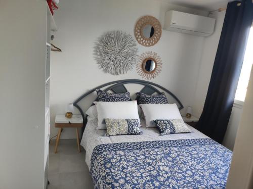 莱特鲁瓦西莱Shoumy的卧室配有蓝色和白色的床和枕头