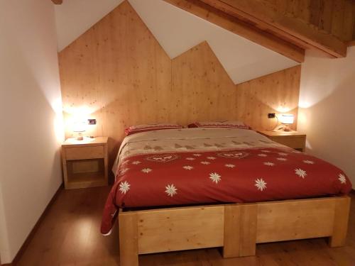 卡德尔佐内B&B Casa Nostra的一间卧室配有一张红色棉被的床
