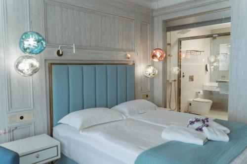 乌尔齐尼Hotel Maris的卧室配有带毛巾的大型白色床