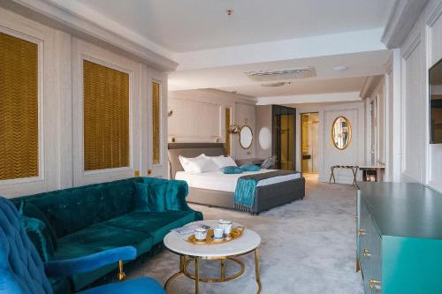 乌尔齐尼Hotel Maris的酒店客房配有床、沙发和桌子。