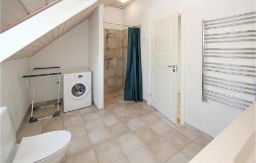 BallenAmazing Apartment In Sams With Wifi的一间带卫生间、洗衣机和烘干机的浴室
