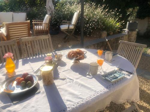 Fontaine-MilonLe Clos Marie的一张带食物和饮料的白色桌子
