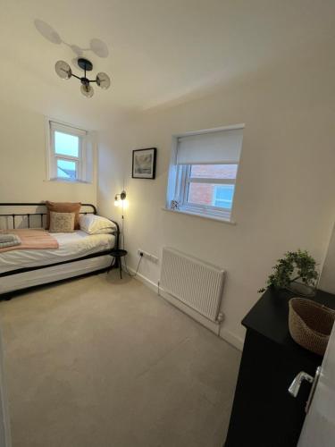 沃辛Seaview flat with balcony, spacious 2 bedroom的一间卧室设有一张床和一个窗口