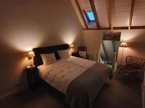 福尔登B&B Joostink in Vorden的一间卧室设有一张大床和一个窗户。