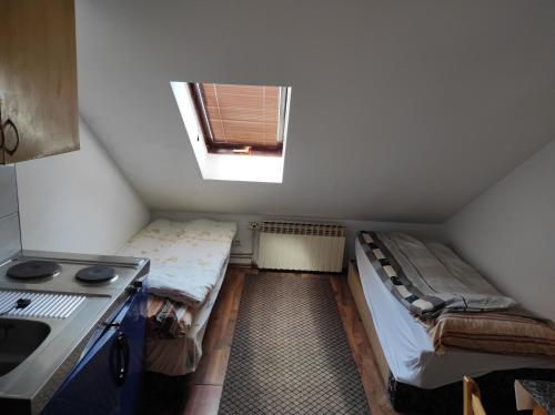 利夫诺Apartmani Konta的小房间设有两张床和窗户
