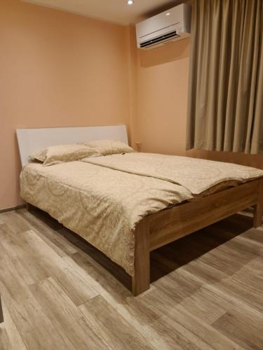索非亚Apartment's Ortakchiev 1的一间带床的卧室,位于带窗户的房间内