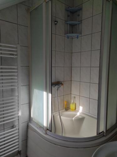 利夫诺Apartmani Konta的一间带蜡烛浴缸的浴室