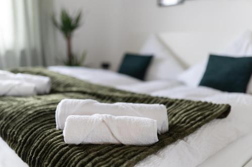哈姆Modern 3Room Apartment Free Wifi Netflix and free Parking的两张睡床的上面有两条白色毛巾