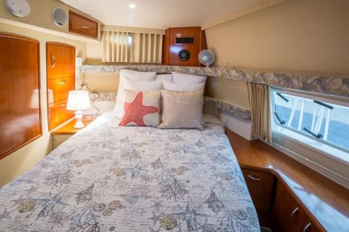 波士顿Sea Pearl Boston Yacht的卧室配有一张位于走廊的床铺