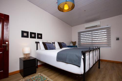 特马Stunning 1-Bed House in Tema- Oheneba villa的一间卧室设有一张大床和一个窗户。