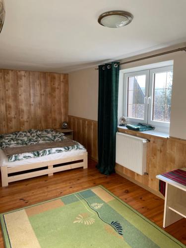 隆代克-兹德鲁伊Willa Toskania的一间卧室设有床、窗户和地毯。
