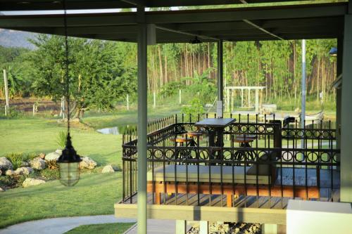 北碧Nex Station Kanchanaburi的门廊设有屏风,享有花园的景色