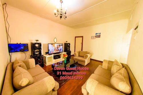 彼得马里茨堡Daven Guest House (DGH)的客厅配有两张沙发和一台电视机