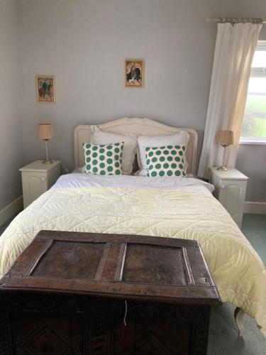 金斯布里奇Hope Valley House的一间卧室配有一张木桌和一张床铺。