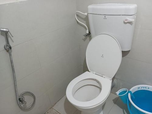 阿利鲍格Mhatre Cottage Alibag Mani的浴室配有白色卫生间和淋浴。