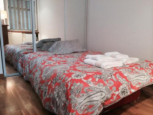 尼斯尼斯哈勒维公寓的一间卧室配有带毛巾的床