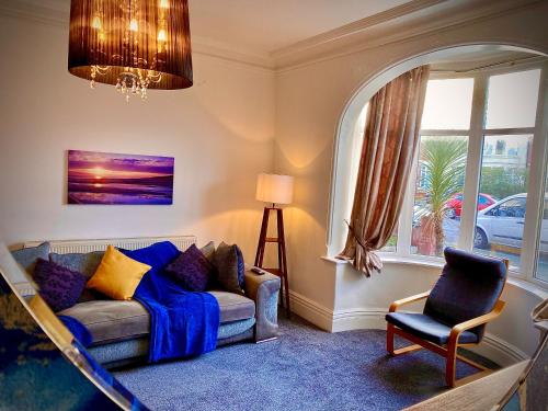 布莱克浦Captivating 4-Bed Hot Tub House in Blackpool的带沙发和窗户的客厅