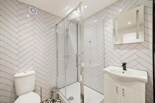 卡斯尔福德Elegant Yorkshire Abode - Great Location - Sleeps 19的带淋浴、卫生间和盥洗盆的浴室