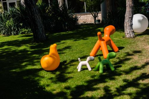 艾福雷诺德Hotel Carmen的一群在草地上的塑料玩具