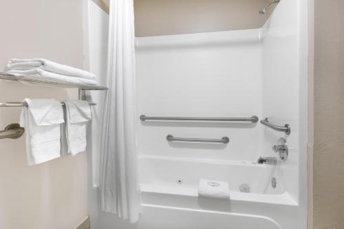 莫斯波因特Super 8 by Wyndham Moss Point的带淋浴、水槽和毛巾的浴室