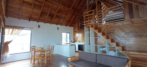哈马Chalet del Pacífico的客厅设有楼梯,位于带木墙的房间