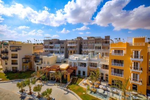 赫尔格达Zen Resort Sahl Hasheesh by TBH Hotels的城市空中景观和建筑