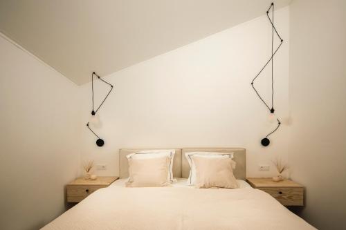 道尼库宾Bird's eye view, Hillside的卧室配有白色的床和2个枕头