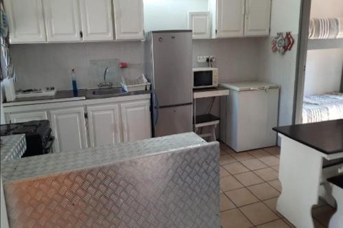 圣卢西亚St Lucia Villa Mia 11的厨房配有白色橱柜和白色冰箱。