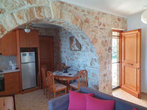 扎金索斯镇Nireas : Stone Villa的一间带桌子的客厅和一间厨房