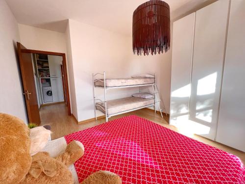 里米尼Lovely apartment a due passi dal mare的一间房间,有泰迪熊和红色地毯