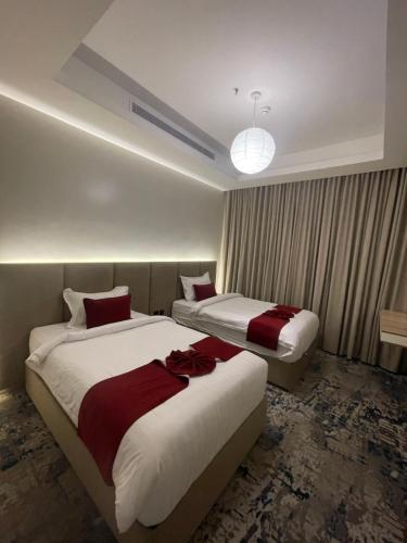 吉达Golden New Quraish Jeddah的酒店客房设有两张床和窗户。