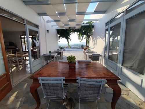 阿达玛斯阿格南提酒店的天井上的木桌和椅子
