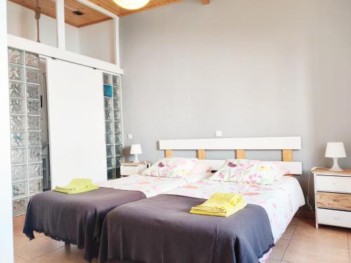 卡拉帕泰拉Casa d'Avó的一间卧室配有一张大床和两条毛巾