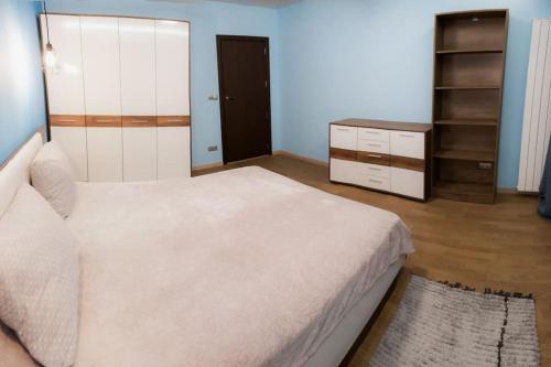索非亚Very Spacious & Modern 3Bed near Airport & Centre的卧室配有白色大床和梳妆台