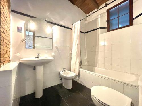CañameroLa Alberguería complejo rural的白色的浴室设有水槽和卫生间。