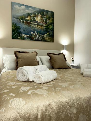 巴列塔Maison Riefolo的一间卧室配有一张大床和毛巾