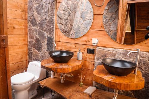 GüicánSisuma Ecolodge的一间带两个盥洗盆和卫生间的浴室