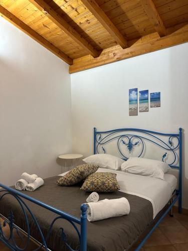 巴勒莫Cartari Apartment的一间卧室配有蓝色的床和毛巾