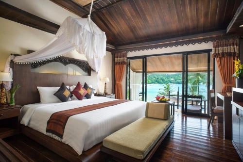 小通奈潘Panviman Resort Koh Phangan - SHA Extra Plus的一间卧室设有一张大床和一个大窗户