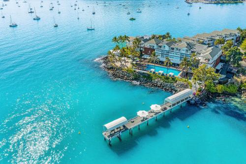 埃尔利海滩Coral Sea Marina Resort的水上度假村的空中景观
