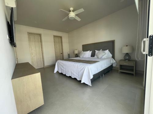 卡塔赫纳Apartamento de Lujo, Mejor Zona de Cartagena, Manzanillo del Mar y Playa.的一间卧室配有一张床和吊扇