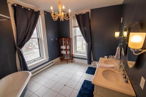 海伦娜Pope House - Hist. Mansion - The Gold Rush Suite的一间带水槽和镜子的浴室