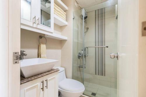 宿务Avida Towers Cebu 2017, Fast wifi 195mbps, Netflix 50in Smart TV的浴室配有卫生间、盥洗盆和淋浴。