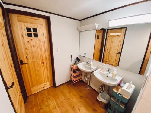 安昙野市Azumino Fukuro Guesthouse - Vacation STAY 27117v的浴室设有2个水槽和镜子