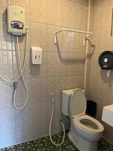 格兰岛Insook Ko Larn Resort的一间带卫生间和淋浴的浴室