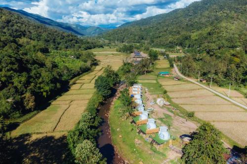 Ban Pha KhapIkigawa Home的享有农场和河流的空中景色