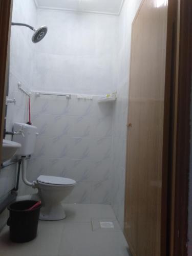 Pasir MasLayya Homestay的白色的浴室设有卫生间和水槽。