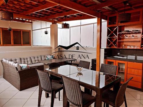 纳斯卡Hostal Casa de Ana的一间带桌子和椅子的用餐室