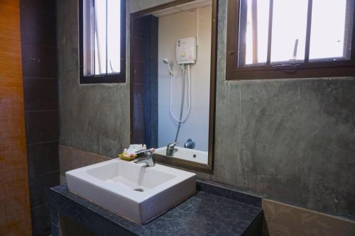 清迈Tamnak Lanta @Chiang Mai的浴室设有白色水槽和镜子