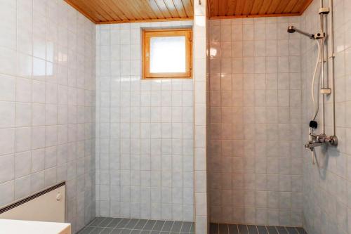 约恩苏Holiday Home - Detached house 108m2, 3 rooms, 1 living room, Sauna的浴室设有白色瓷砖淋浴。